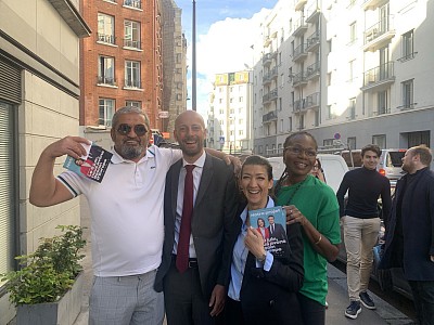 Portrait de groupe lors d'une rencontre officielle en plein air.